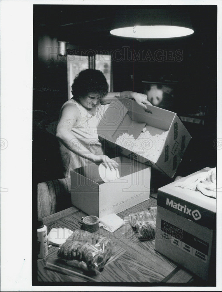 1991 Press Photo Linda Atz Packing Boxes - Historic Images