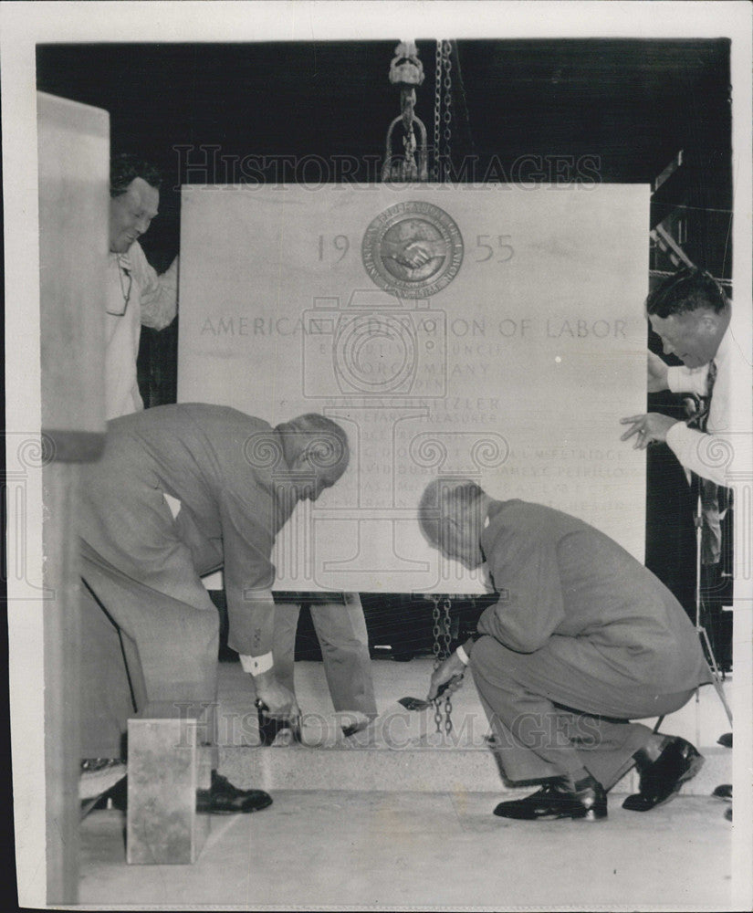 1955 Press Photo George Meany &amp; Pres Eisenhower &quot;Helps&quot; Start AFL Headquarters - Historic Images