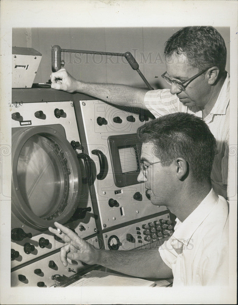 1960 Press Photo Radarscope is Checked for Storms Hurricane Research Project - Historic Images