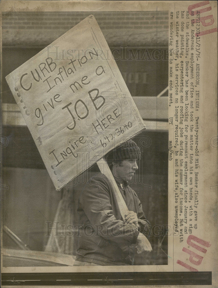 1976 Press Photo Giving Up on Employment Office Advertsing for Himself Mike Bank - Historic Images