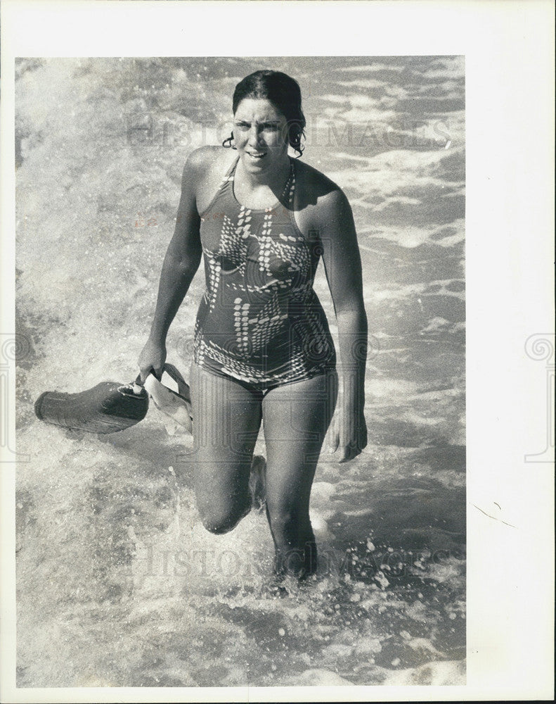 1979 Press Photo Cathy Suvace Heads to Shore with Life Jacket Life Guard Tryouts - Historic Images