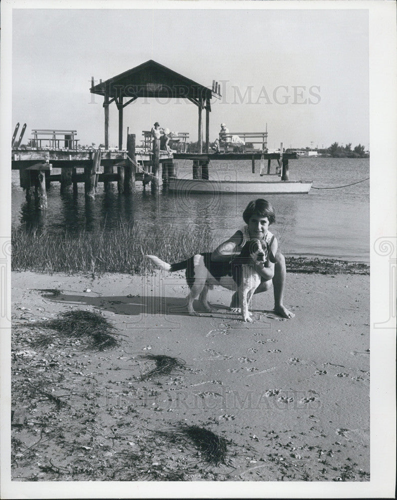 Press Photo Girl Plays With Her Dog At Bay Acres Beach - Historic Images