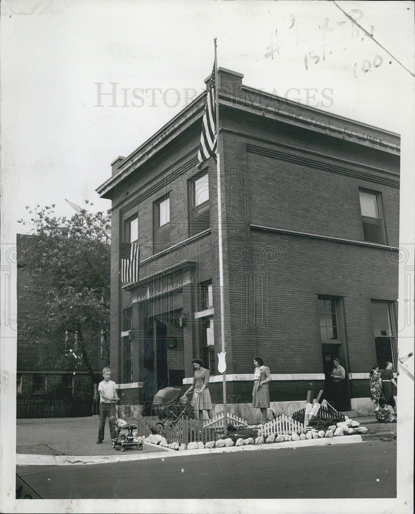 1942 Press Photo flags northeast corner Marshfield fire station - Historic Images