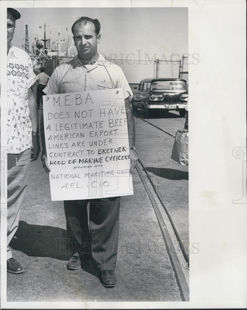 1962 Press Photo Men Picketing Against National Maritime Union - Historic Images