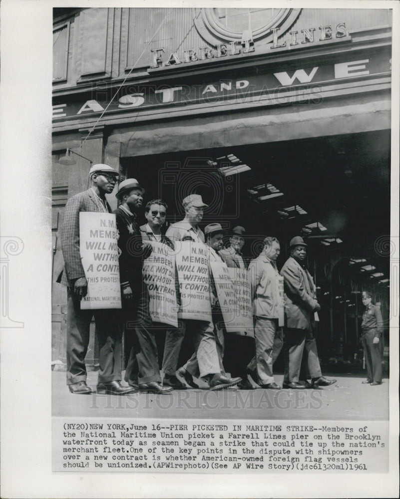 1961 Press Photo members National Maritime Union picket Farrell Lines Brooklyn - Historic Images