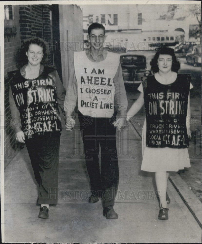 1946 Press Photo Harvey Warner local cab driver crossed picket line picket duty - Historic Images