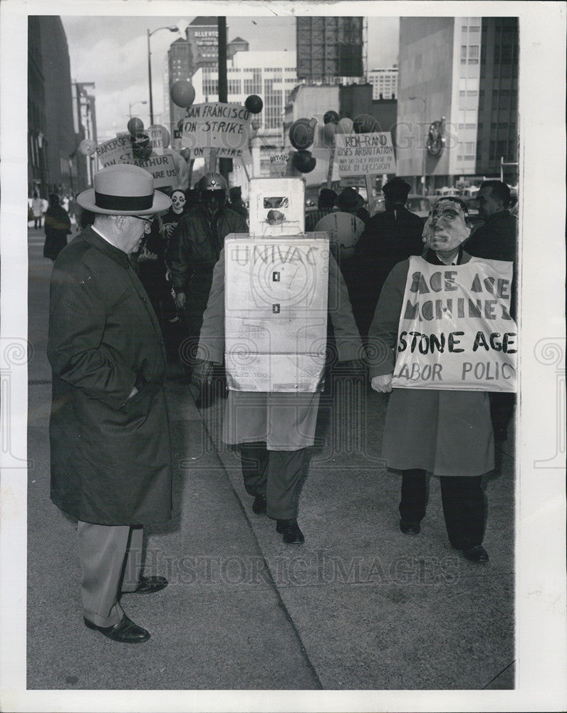 1961 Press Photo Pickets Lt. Frank O&#39;Sullivan Leslie Linville Remington Rand Co. - Historic Images