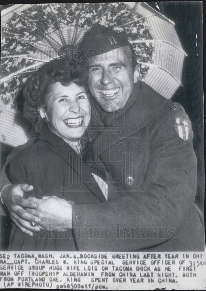 1946 Press Photo Capt. Charles King service officer wife Lois Tacoma Dock China - Historic Images