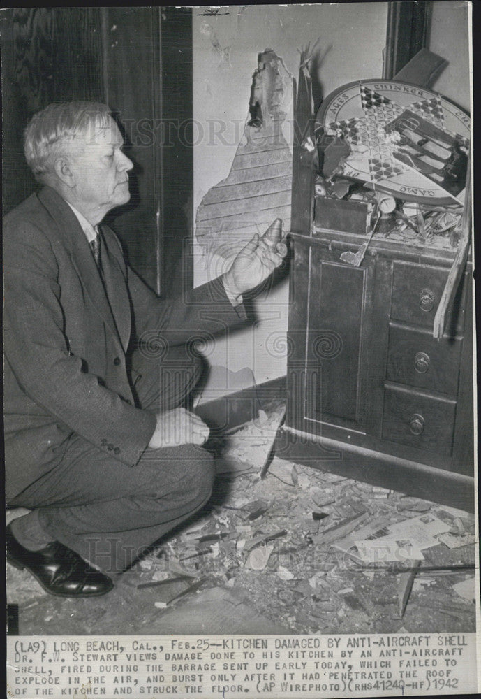 1977 Press Photo Kitchen Damaged by Anti-Aircraft Shell.during Barrage set up. - Historic Images