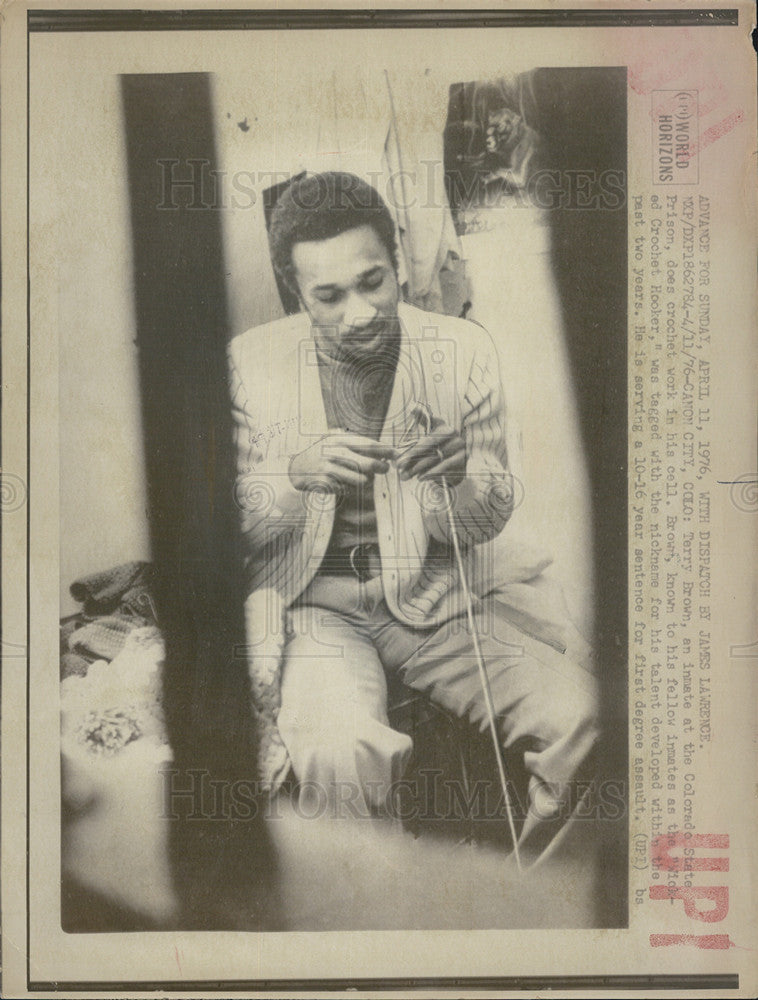 1976 Press Photo Terry Brown Inmate at Colorado State Prison Crochets - Historic Images