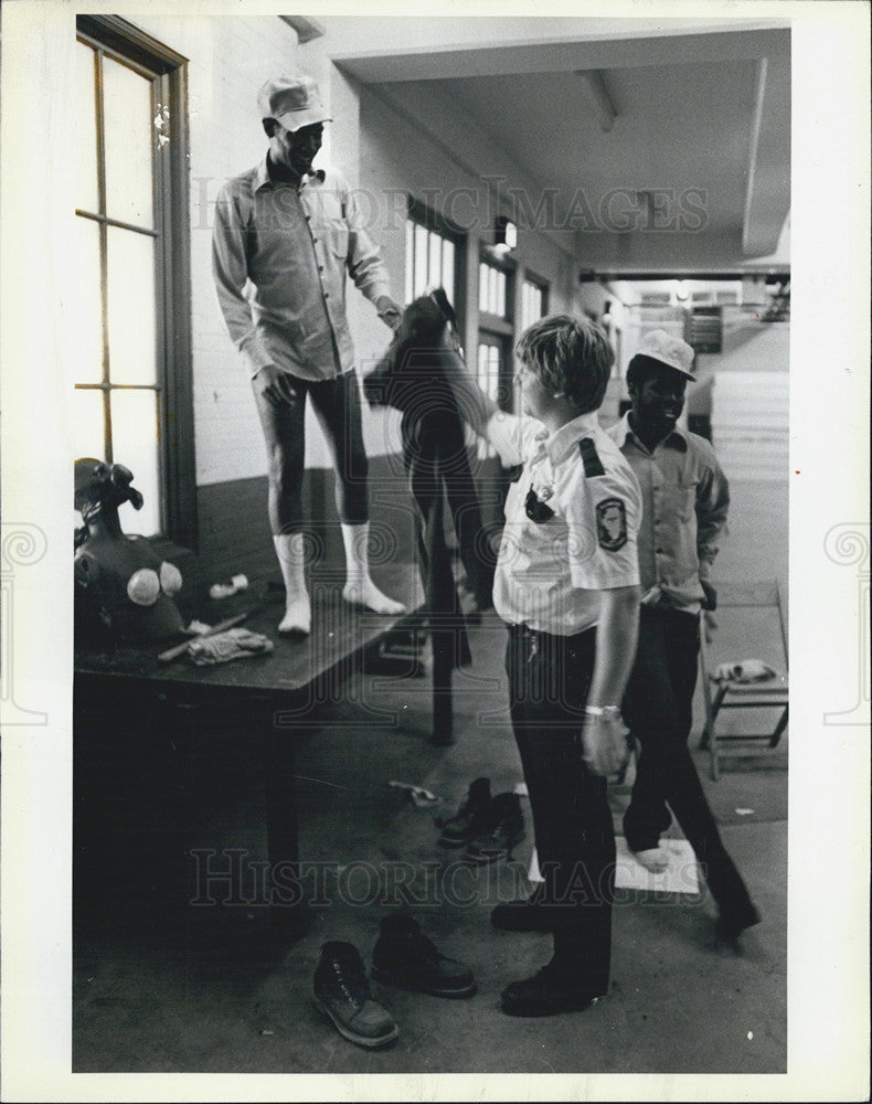 1983 Press Photo Prisoner Being Frisked Before Entering Dorms - Historic Images