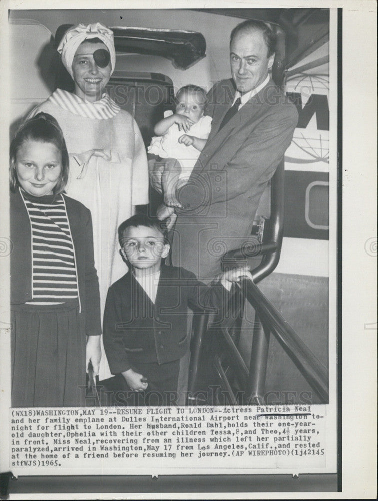 1965 Press Photo Actress Patricia Neal and Her Family Leaving for London - Historic Images