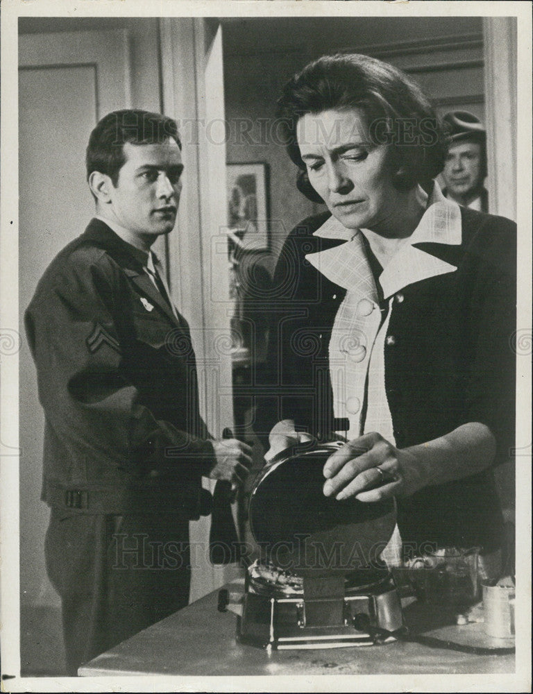 1973 Press Photo Martin Sheen &amp; Patricia Neal in &quot;The Subject was Roses&quot; - Historic Images