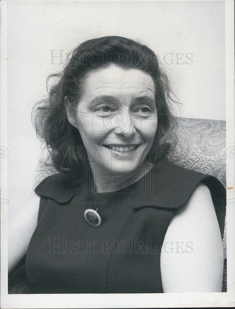 Press Photo Woman posing for head shot - Historic Images