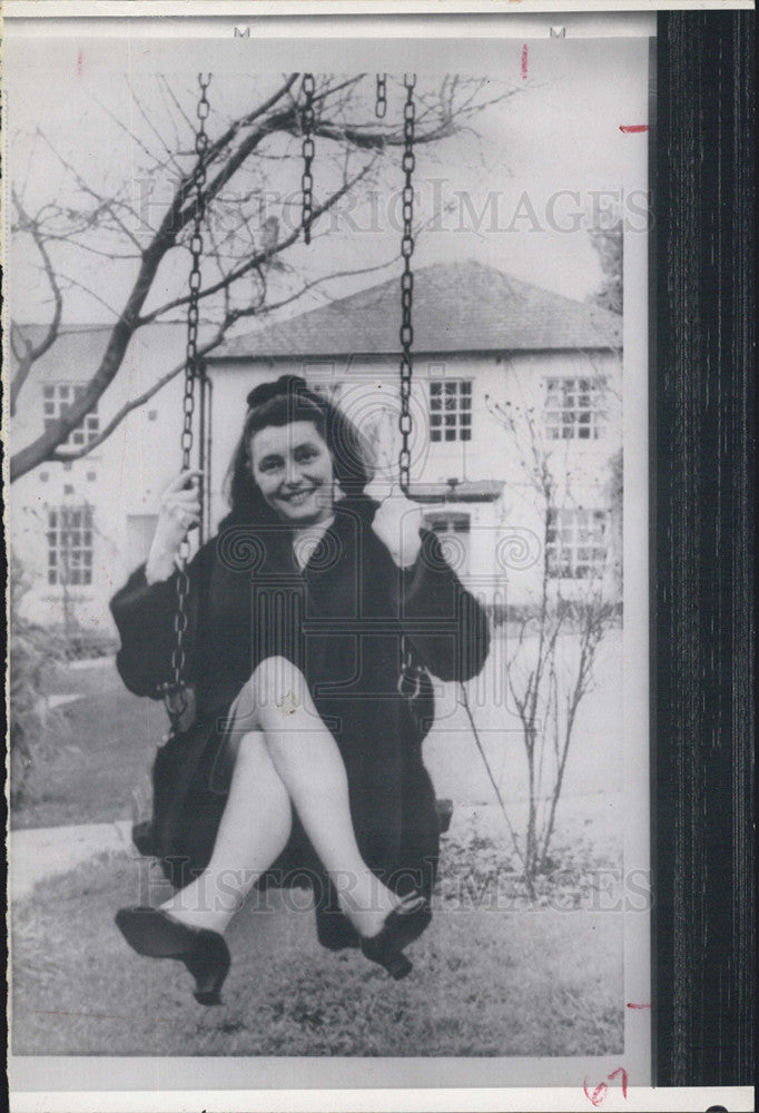 1968 Press Photo Patricia Neal Sits on a Swing In Front of Her Home - Historic Images