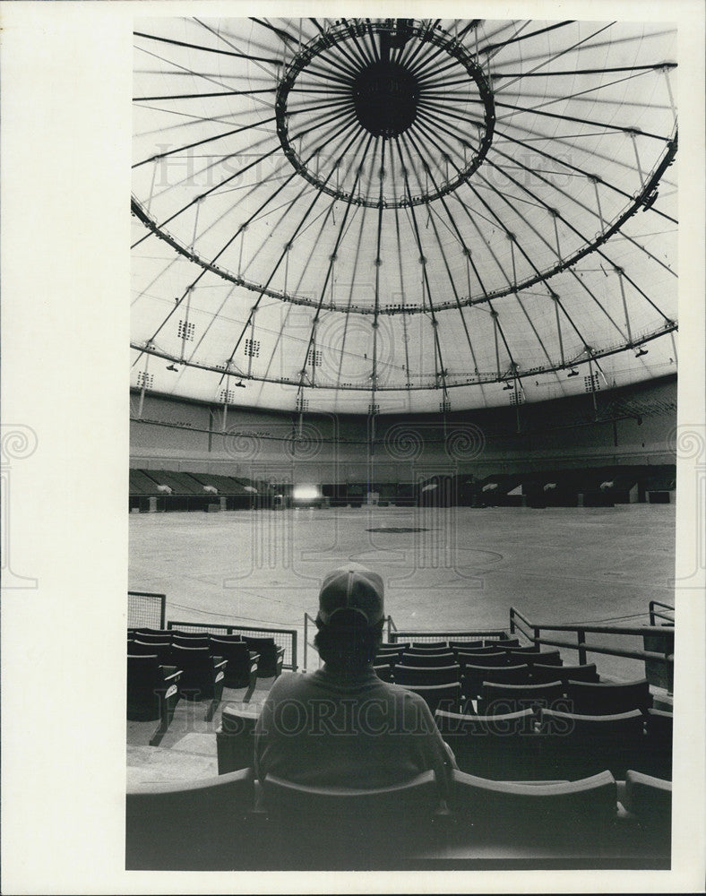 Press Photo Man sitting alone inside an arena - Historic Images