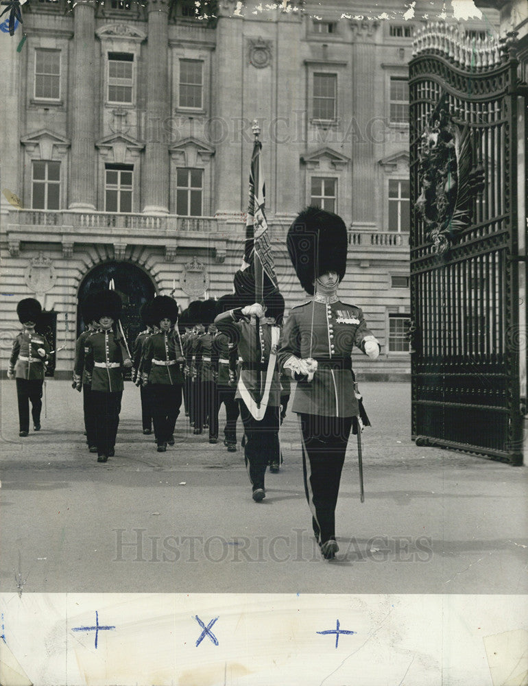 1962 Press Photo Changing of the Guard at Buckingham Palace - Historic Images