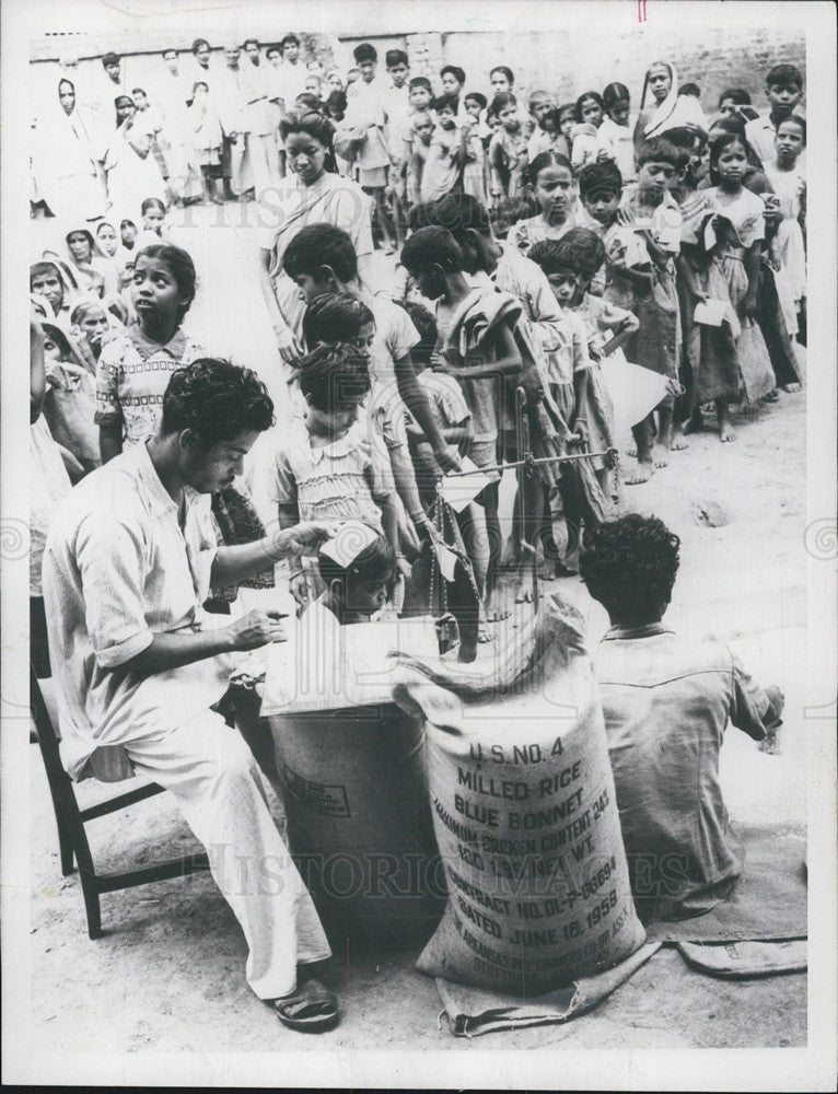 1965 Press Photo Giving out rice in Calcutta from the Food and Peace Program - Historic Images