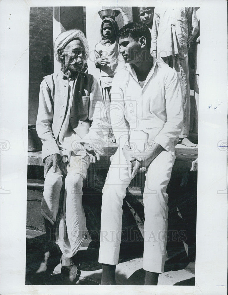 1952 Press Photo Tara Chand Is Untouchables Talks to Patriarch At Chulkana India - Historic Images