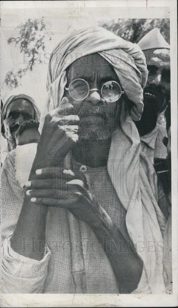 1962 Press Photo Charter Sing Complains About Food Shortage-India 2 Meals Are 1 - Historic Images