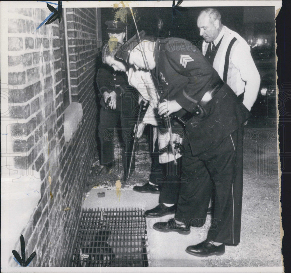 1964 Press Photo Police Hold Gun On Norman Commadore For Breaking Into A Tavern - Historic Images