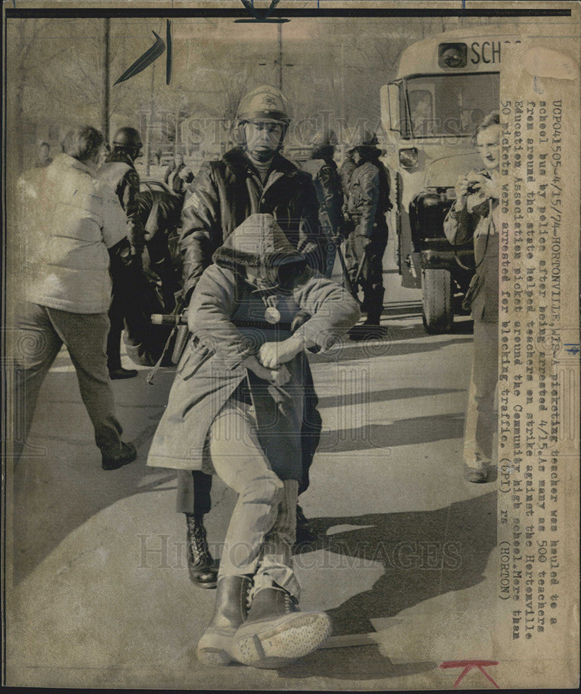 1974 Press Photo Teacher Hauled Off By Cops Strike Hortonville Education Assoc - Historic Images