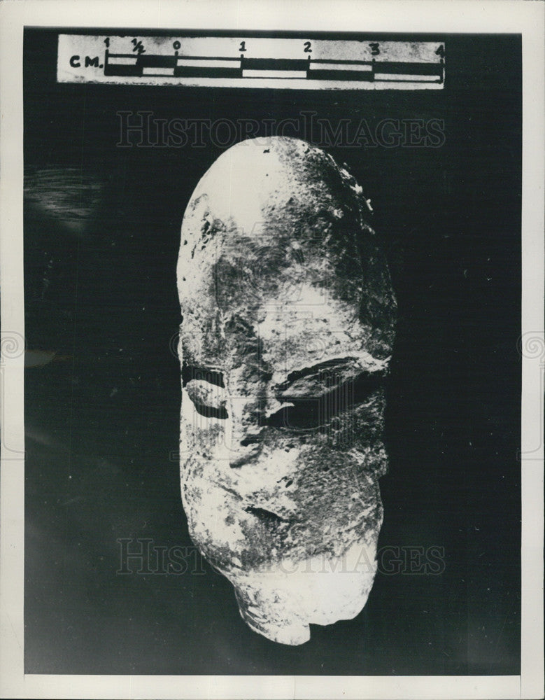 1948 Press Photo Dr. Braidwood, Anthropologist, found this clay head in Iraq - Historic Images