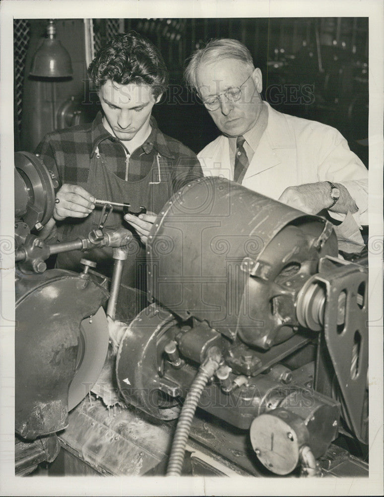 1942 Press Photo Milwaukee WI Trade And Technical High Puts Micrometer On Shaft - Historic Images