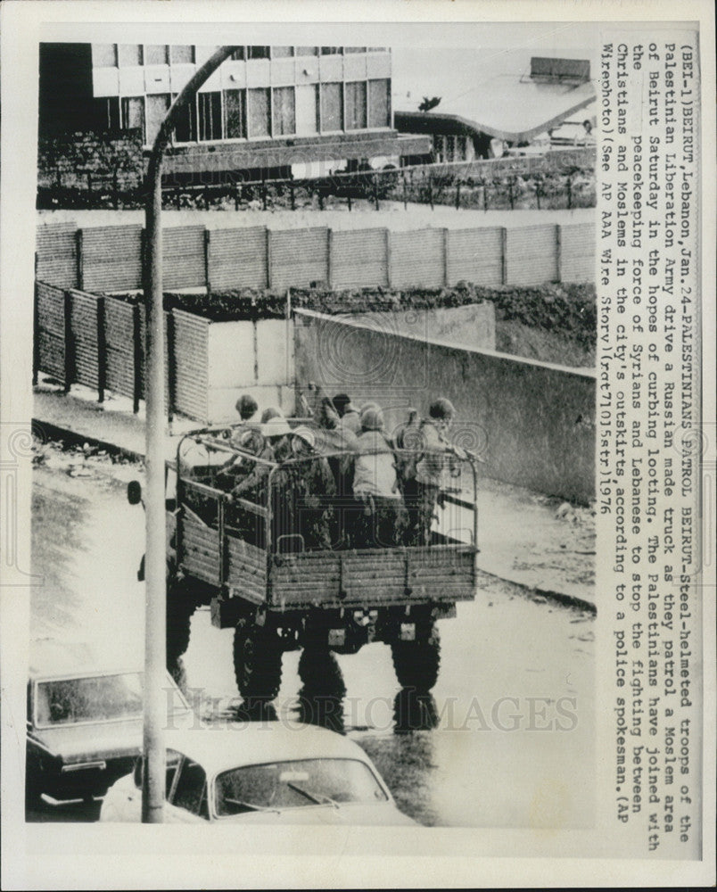 1976 Press Photo Palestinians Patrol Beruit During Rebel Fighting On Russian - Historic Images