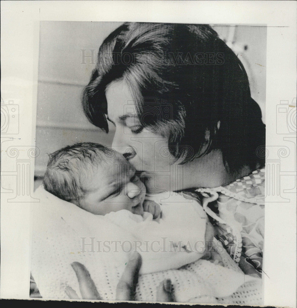 1975 Press Photo Young Baby Born After Thirteen Month Pregnancy to Linda Wheate - Historic Images