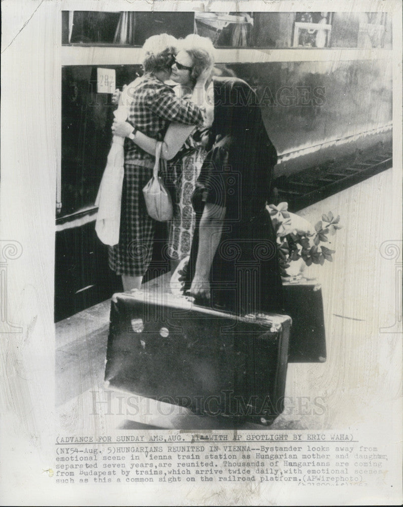 1963 Press Photo Vienna Train Station, Hungarian Refugees Reunited - Historic Images