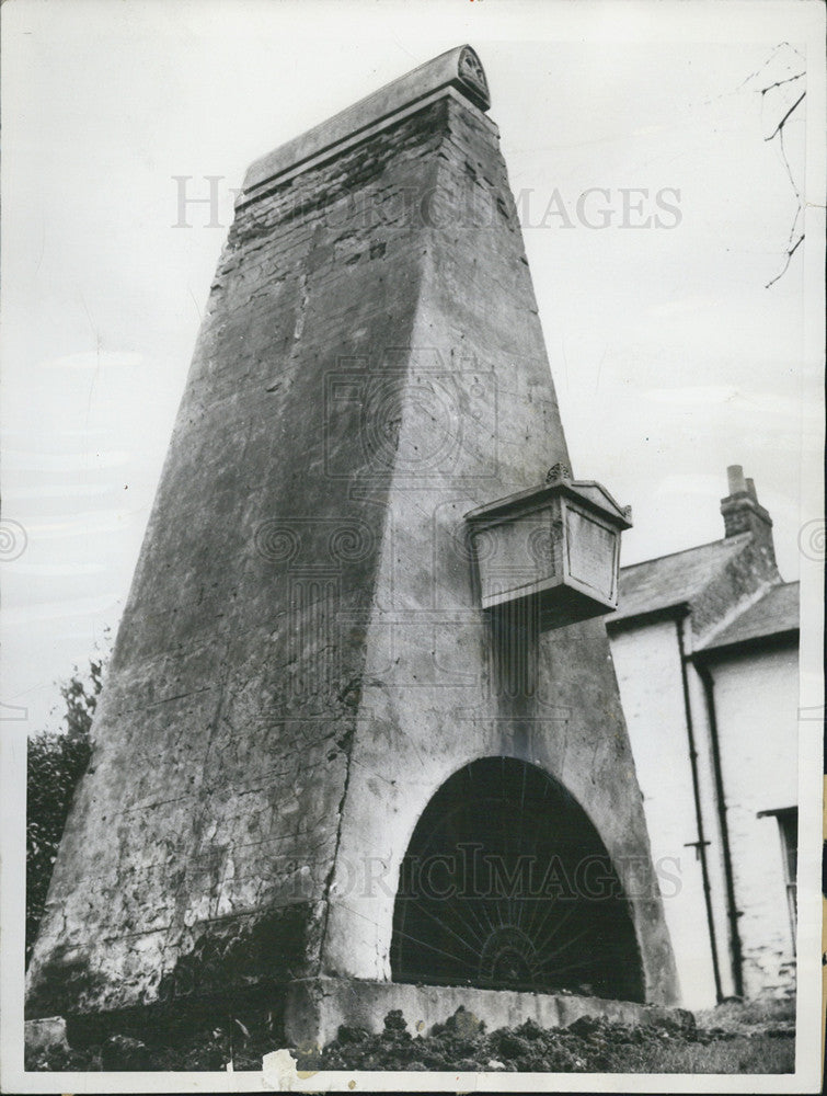 1955 Press Photo Casket Protrudes From Monument In Pinner England John Loudan&#39;s - Historic Images