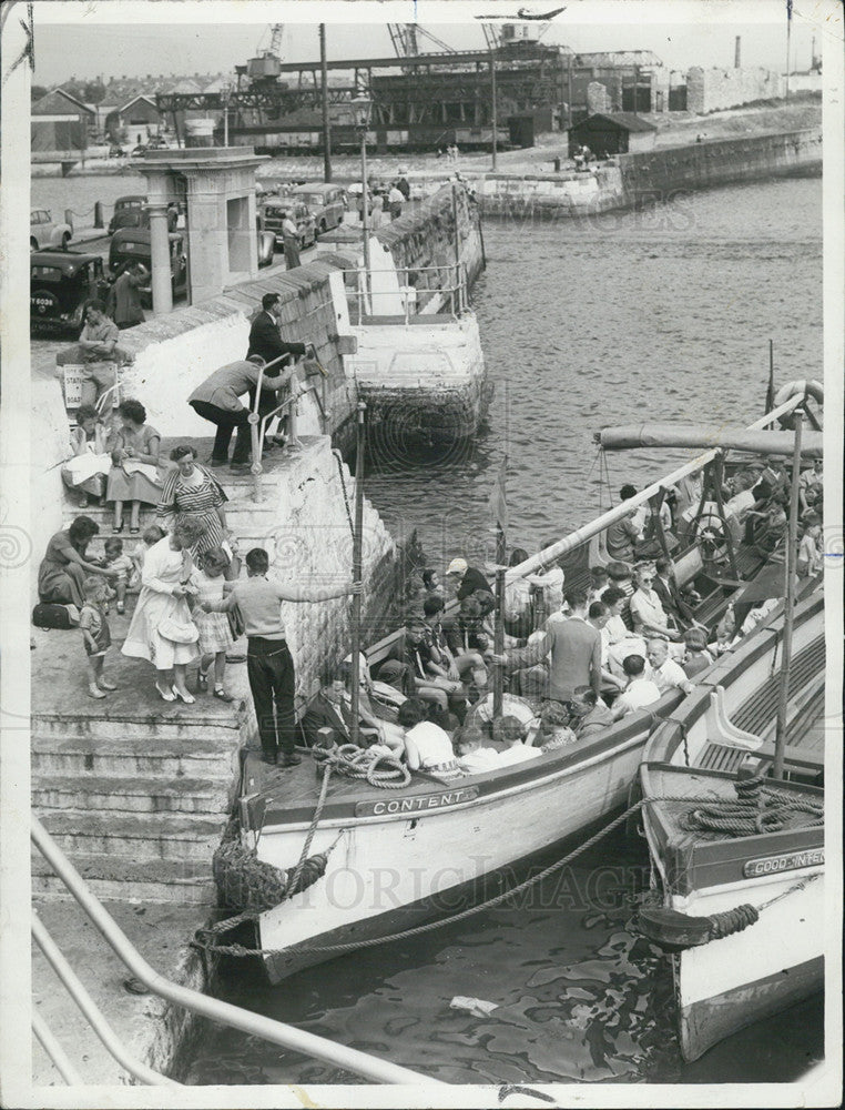 1969 Press Photo Plymouth Harbor Sightseers Take Boat Like Pilgrim Fathers Did - Historic Images