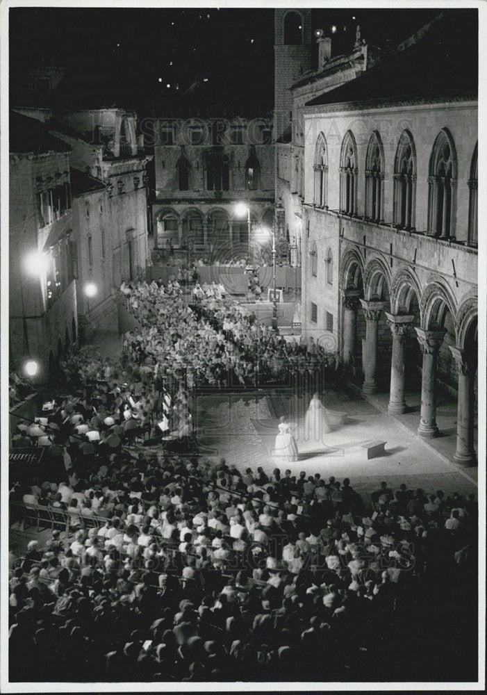 1965 Press Photo Dubrovnik Summer Festival Of Music And Drama Crowd Theatre - Historic Images