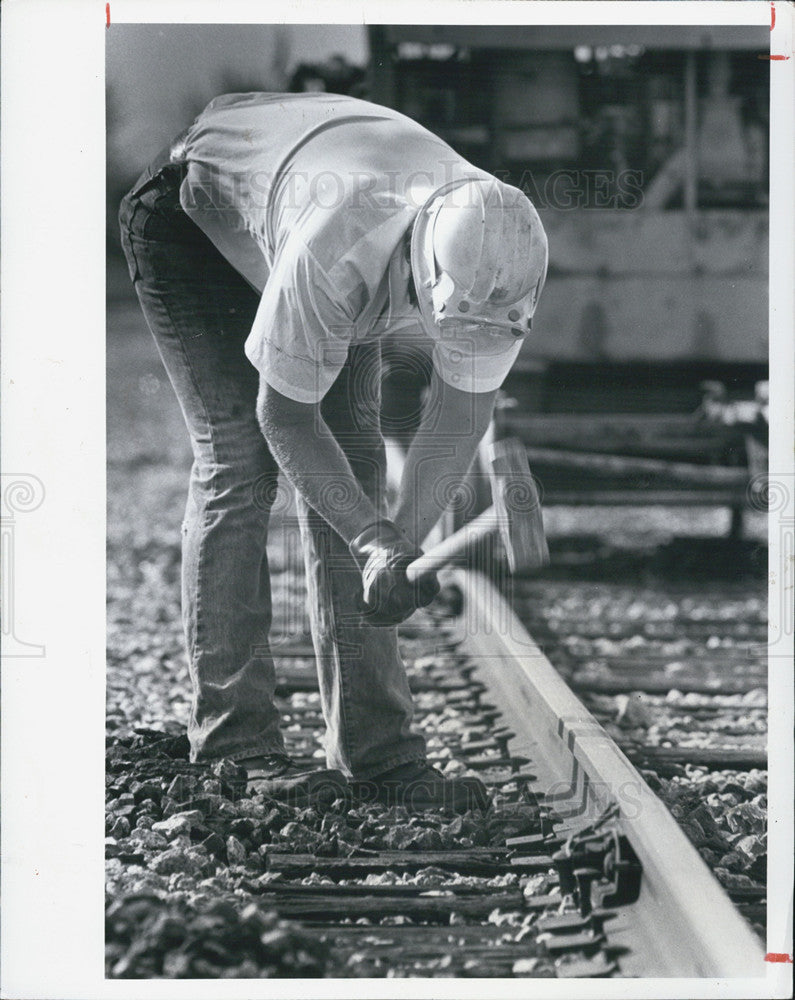 1982 Press Photo Seaboard Coast Line, Steve Wilson, Track Repair - Historic Images