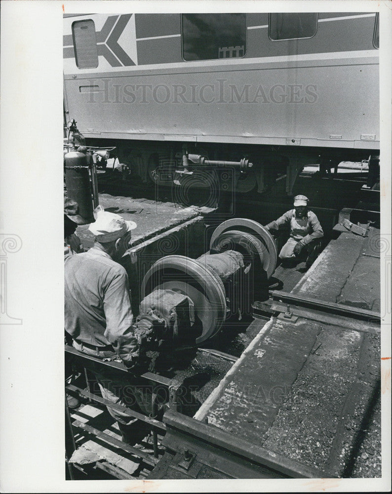 1976 Press Photo Pulled Wheel Assembly, Ralph Herndon, Bennie Smith - Historic Images