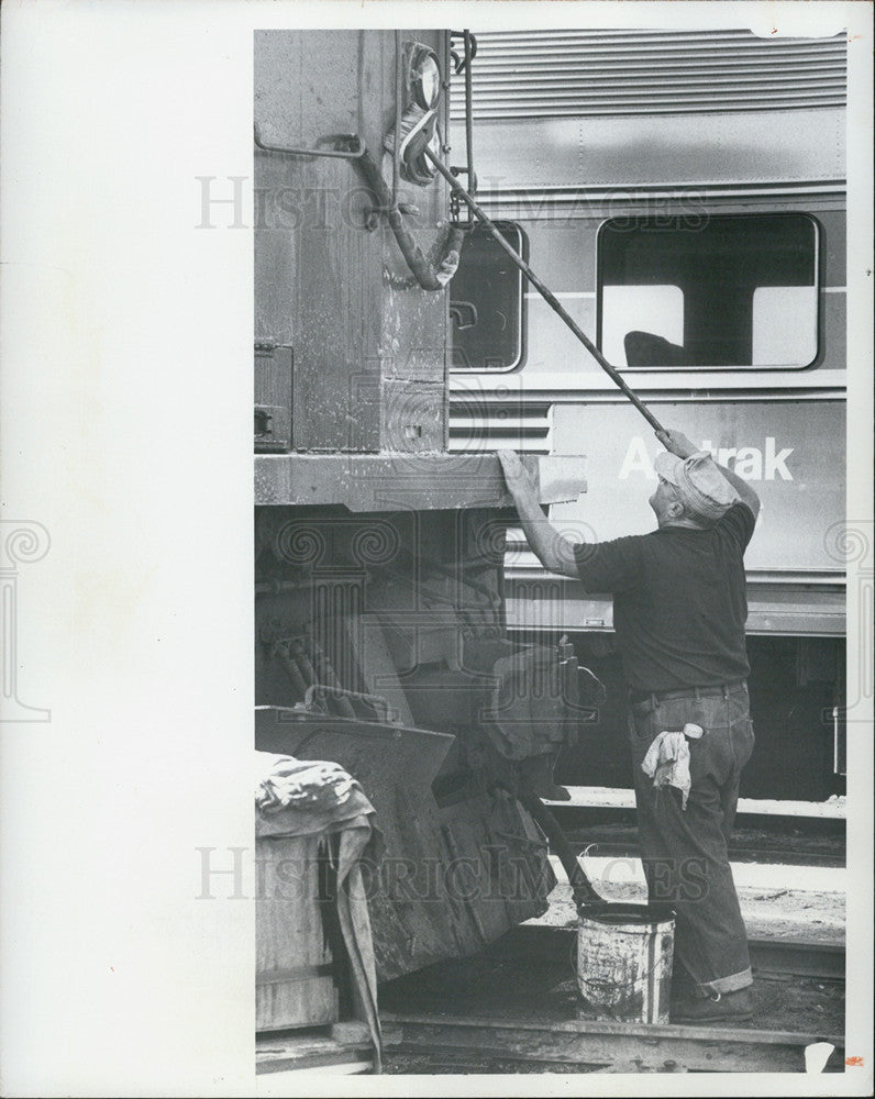 1976 Press Photo Cleaning the headlights of an Amtrak Train - Historic Images