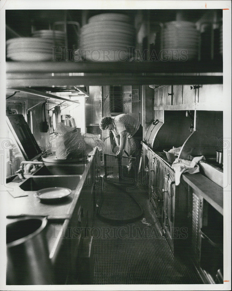 1976 Press Photo Klye Collins whips down the dining car gallery on an Amtrak tra - Historic Images