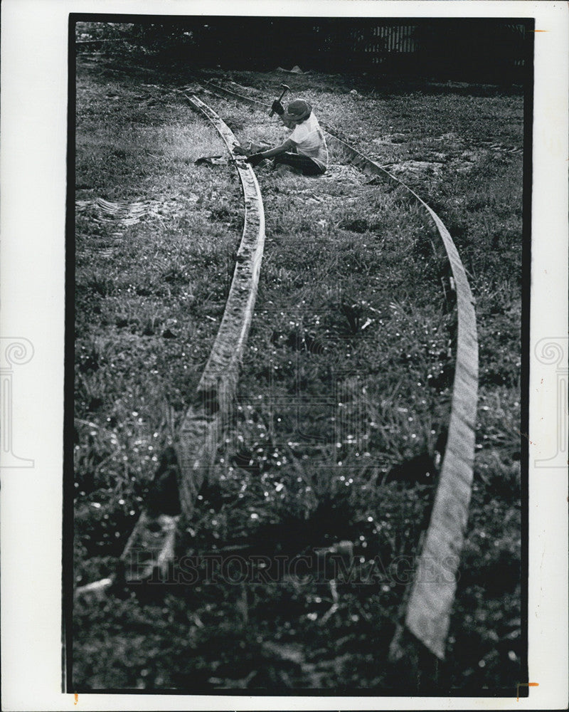 1974 Press Photo Man Working On Tracks Seaboard Coast Line Railroad - Historic Images