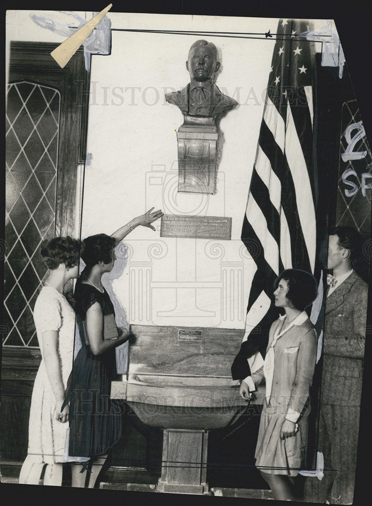 1927 Press Photo Teddy Roosevelt Fountain People Look At - Historic Images