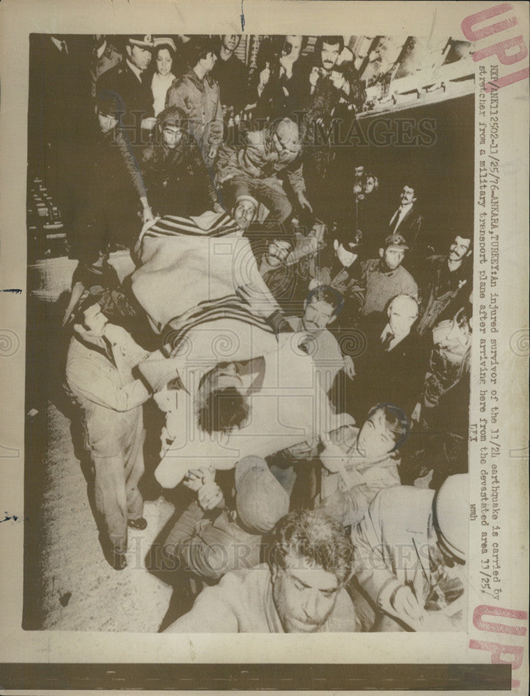 1976 Press Photo Turkey Injured Earthquake Survivor Carried On Stretcher - Historic Images