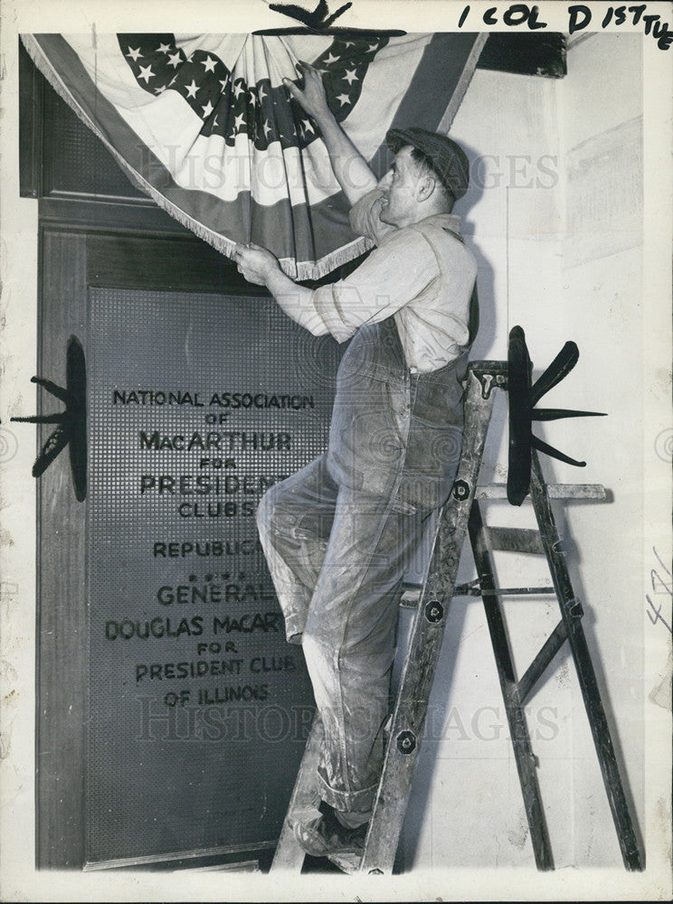 1944 Press Photo Carpenter Rudolph Removes Bunting MacArthur For President - Historic Images