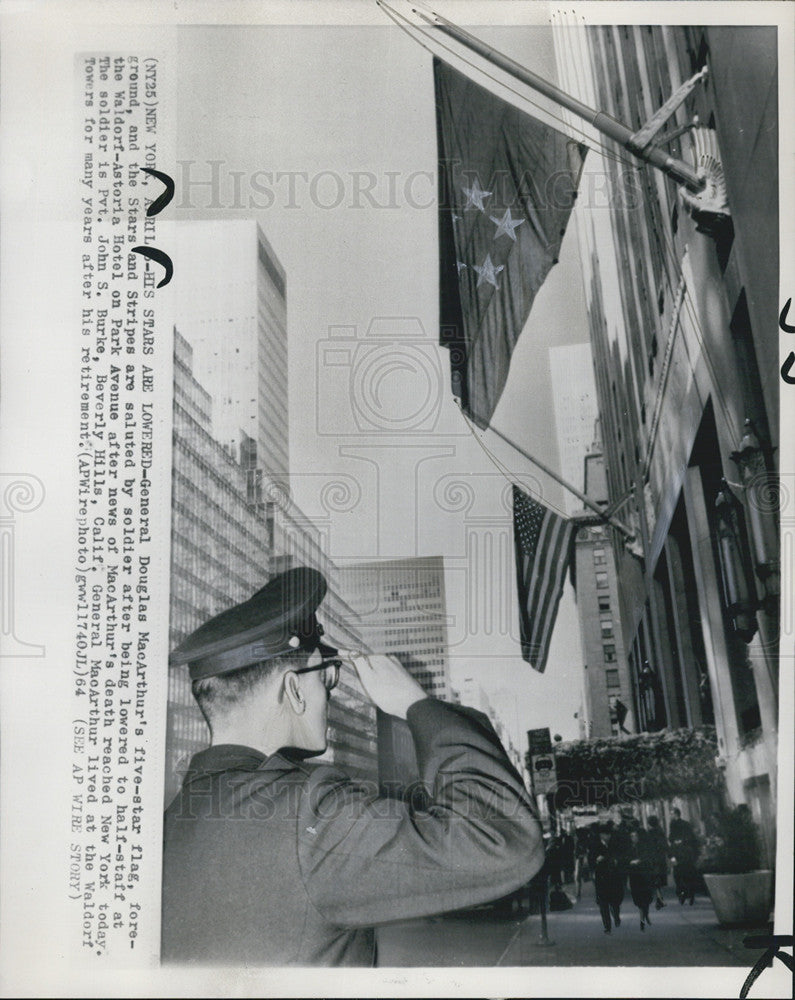 1964 Press Photo Soldier Saluting General Douglas MacArthur&#39;s Lowered Flag Death - Historic Images