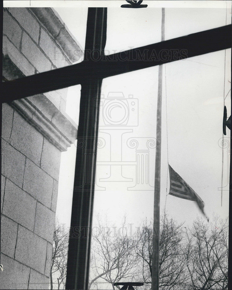 1964 Press Photo Flag Half-Mast General Douglas MacArthur Death FIfth Army HQ - Historic Images