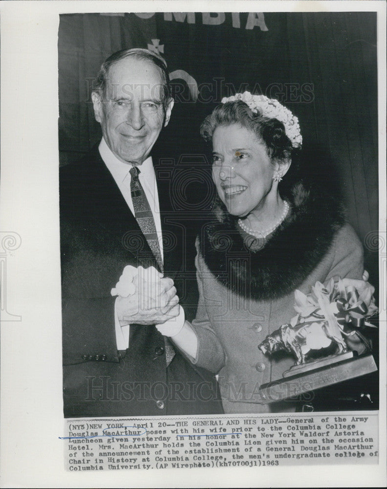 1963 Press Photo General Douglas MacArthur With Wife Columbia College Luncheon - Historic Images