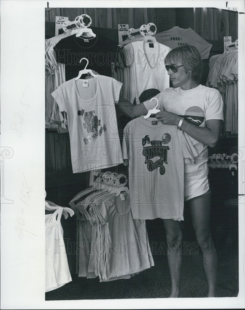 1978 Press Photo Rainbow Shirt Shop, Bruce Davies - Historic Images