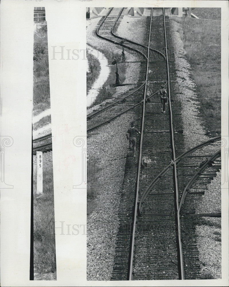 1973 Press Photo People Walk Along Railroad Tracks In St. Petersburg Florida - Historic Images