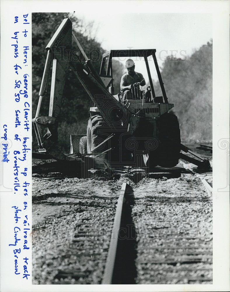 1985 Press Photo George Claritt Tears Railroad State Road 50 Bypass Brooksville - Historic Images