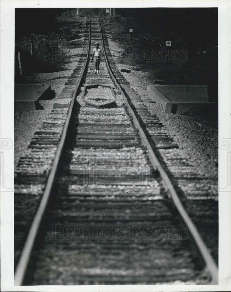 1981 Press Photo Man Walks Railroad Tracks Sunset Point Road Clearwater Florida - Historic Images