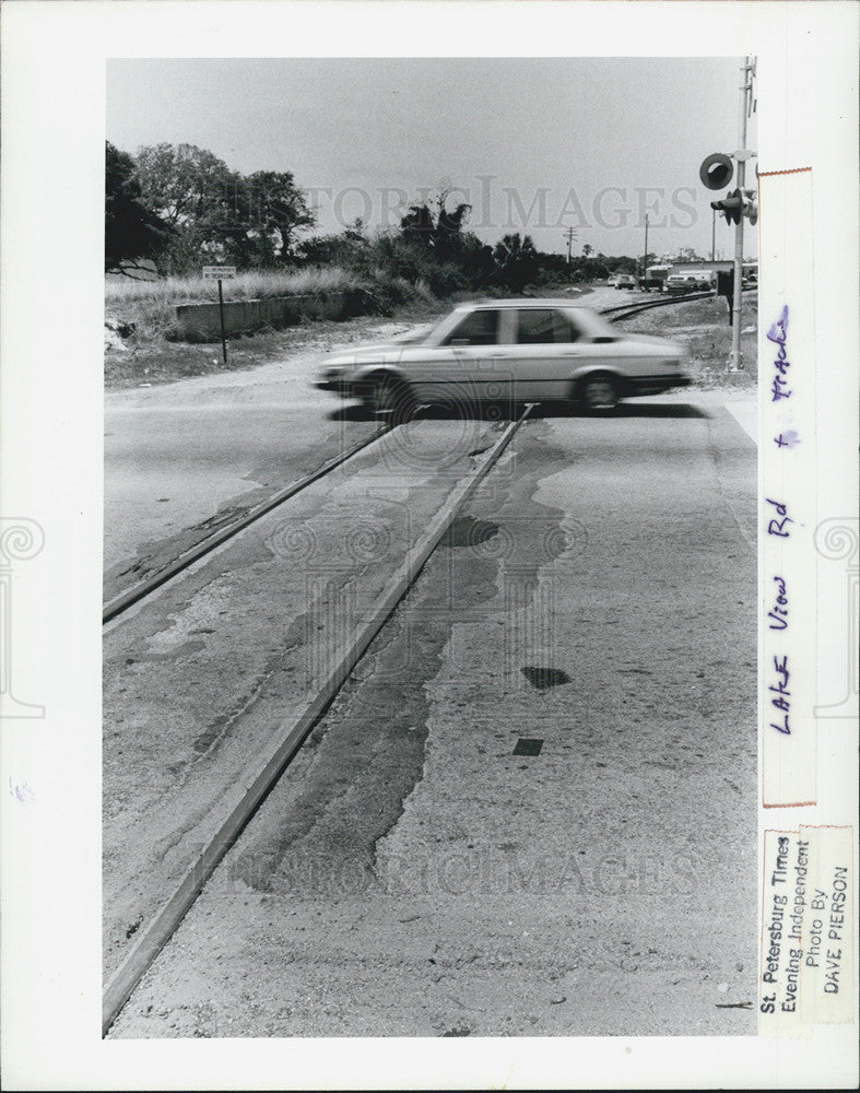 1984 Press Photo Railroad Intersection, Lake View Road - Historic Images